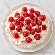 Pavlova de Frambuesa y Hierbaluisa
